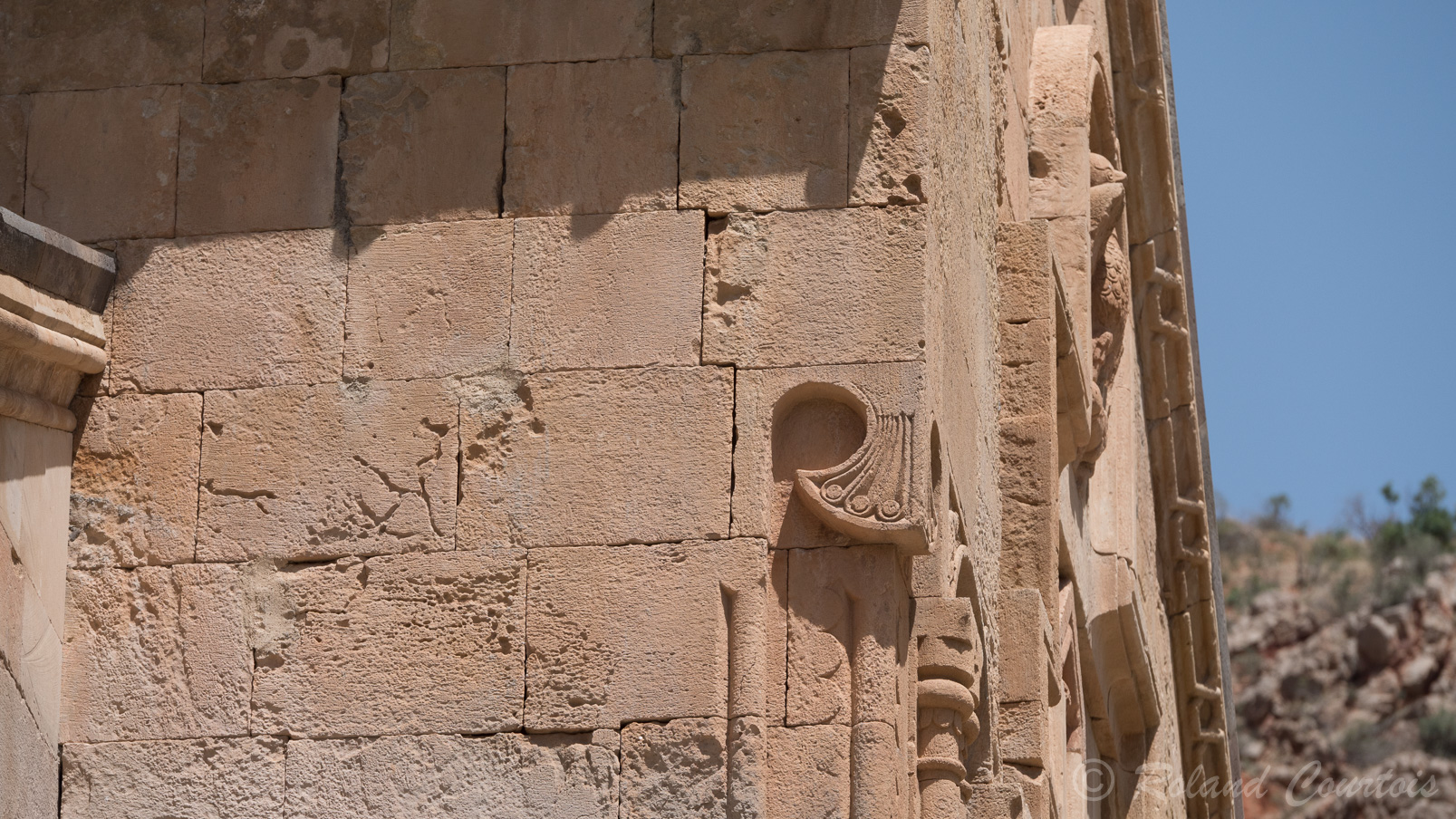 Monastère de Noravank. L'église Sainte-Mère-de-Dieu (Sourp Astvatsatsin) : Détail de la façade Sud.