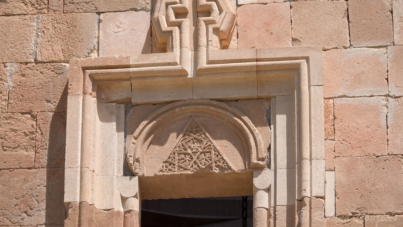 Monastère de Noravank. L'église Sainte-Mère-de-Dieu (Sourp Astvatsatsin) : Détail de la façade Sud.