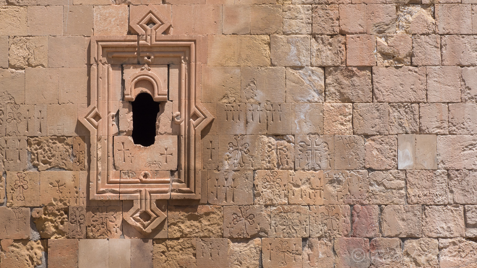 Monastère de Noravank. L'église Sainte-Mère-de-Dieu (Sourp Astvatsatsin) : Détail de la façade Sud.