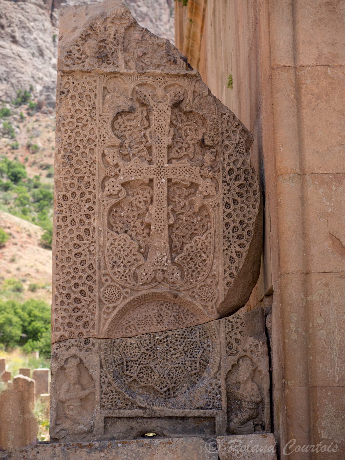 Monastère de Noravank. L'église Sainte-Mère-de-Dieu (Sourp Astvatsatsin). Khatchkar situé à gauche de la façade principale (Ouest).