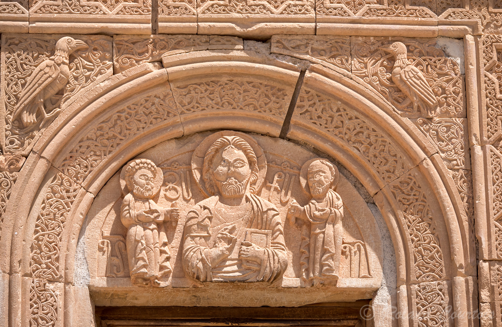 Monastère de Noravank. L'église Sainte-Mère-de-Dieu (Sourp Astvatsatsin)  : Détail de la façade Ouest et du tympan supérieur.