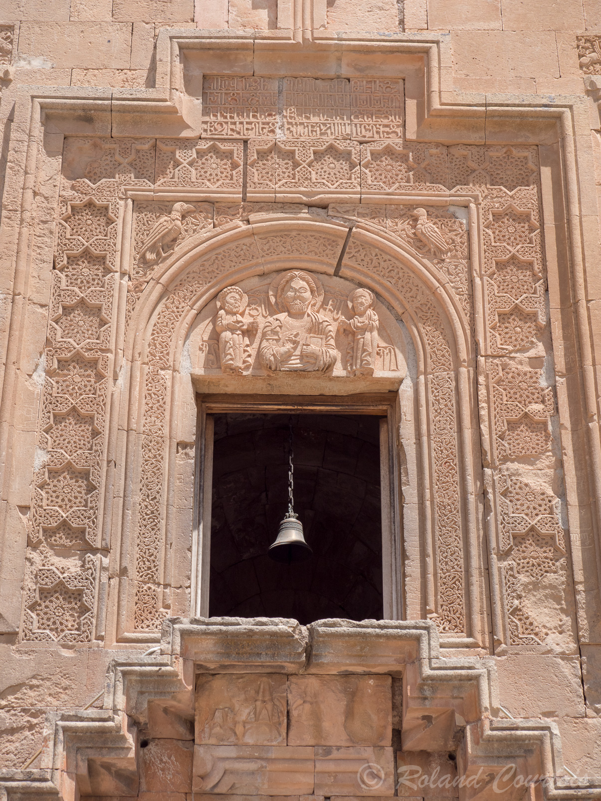 Monastère de Noravank. L'église Sainte-Mère-de-Dieu (Sourp Astvatsatsin)  : Détail de la façade Ouest et de l'entrée supérieure.