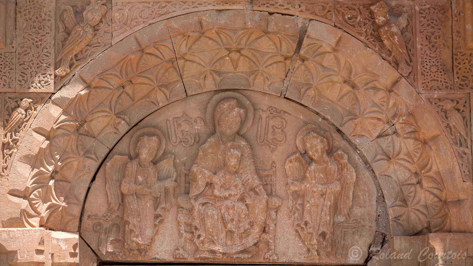 Monastère de Noravank. L'église Sainte-Mère-de-Dieu (Sourp Astvatsatsin)  : Détail de la façade Ouest, Tympan inférieur où Marie et Jésus sont entourés de deux anges.