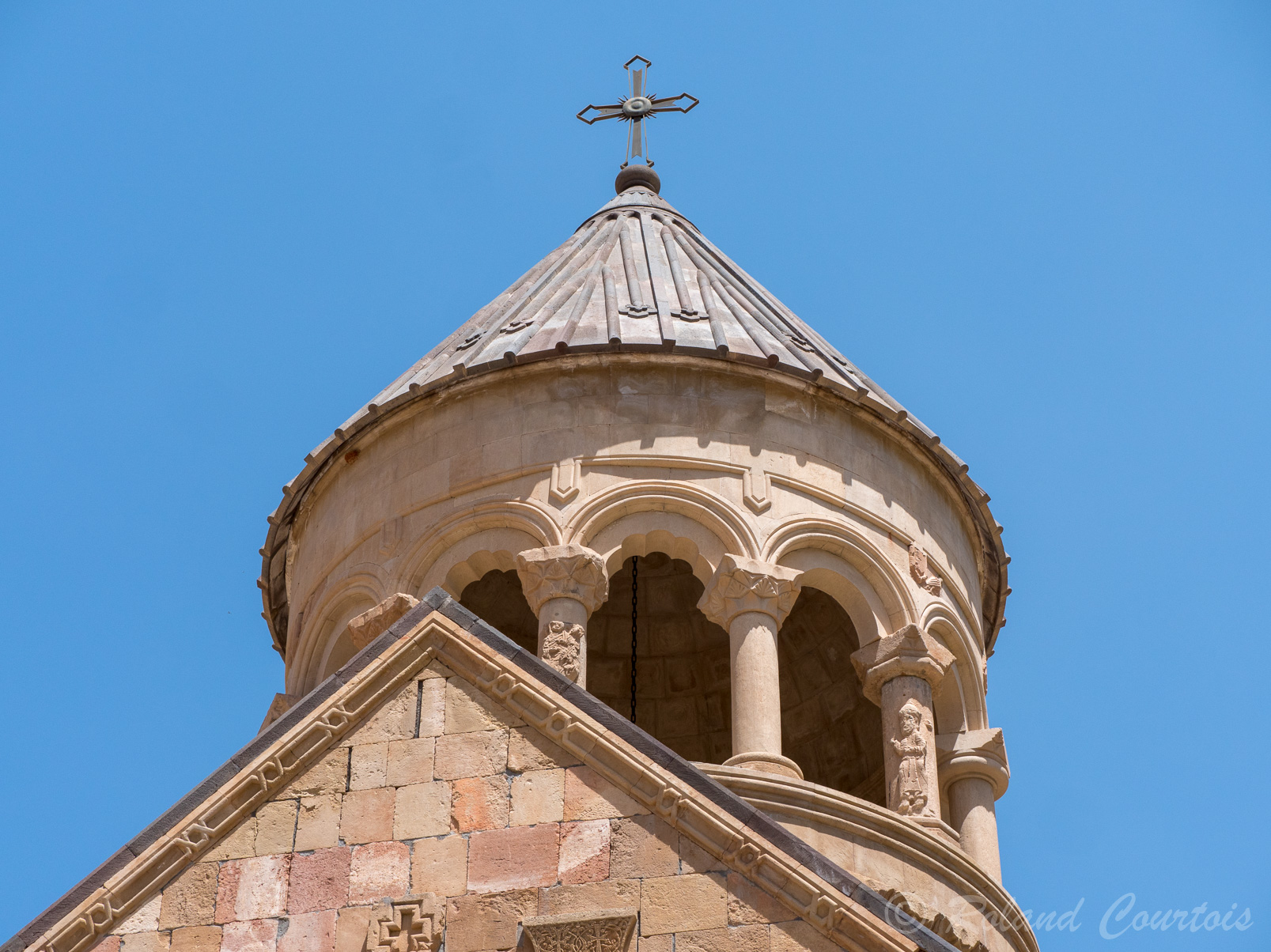 Monastère de Noravank. L'église Sainte-Mère-de-Dieu (Sourp Astvatsatsin) Rotonde de douze colonnes dont trois sont sculptées, exemple unique dans l'architecture arménienne,.