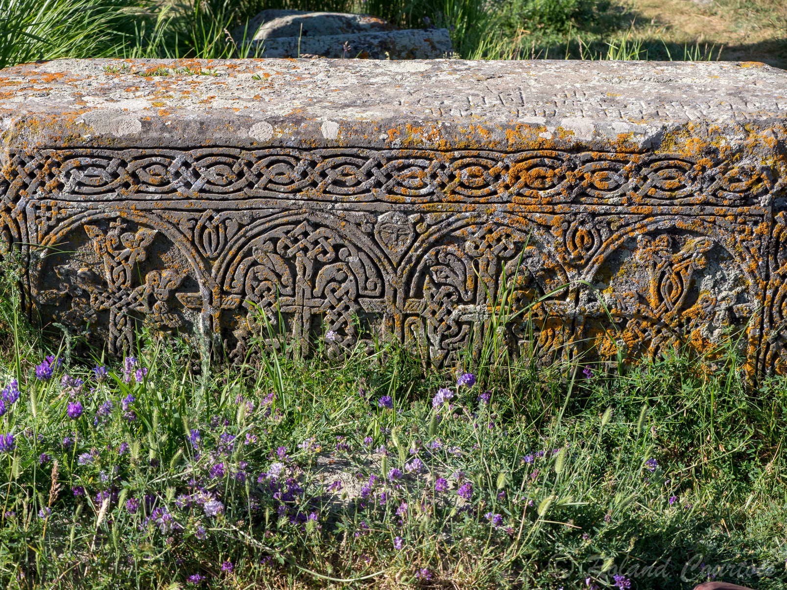 Cimetière de Noradouz où sont conservées 728 khatchkars de différents styles et de diverses époques. Une figure moghol avec des cornes et barbe qui représente une force démoniaque.