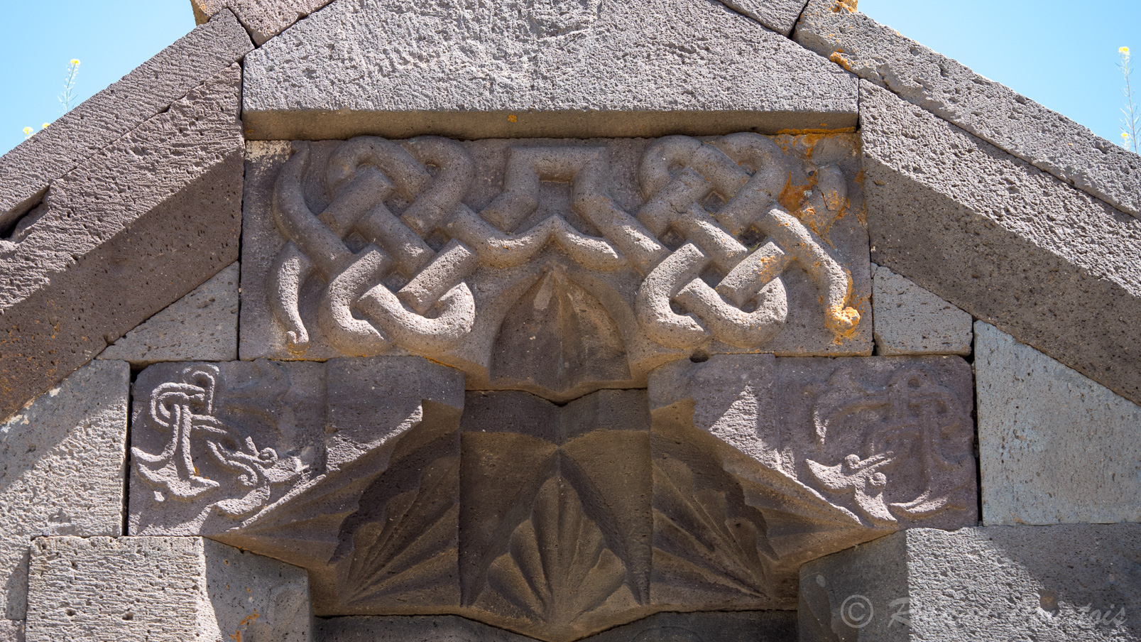 Caravansérail de Sélim. Sur la façade un taureau et un animal un peu mythique queue en forme de serpent.