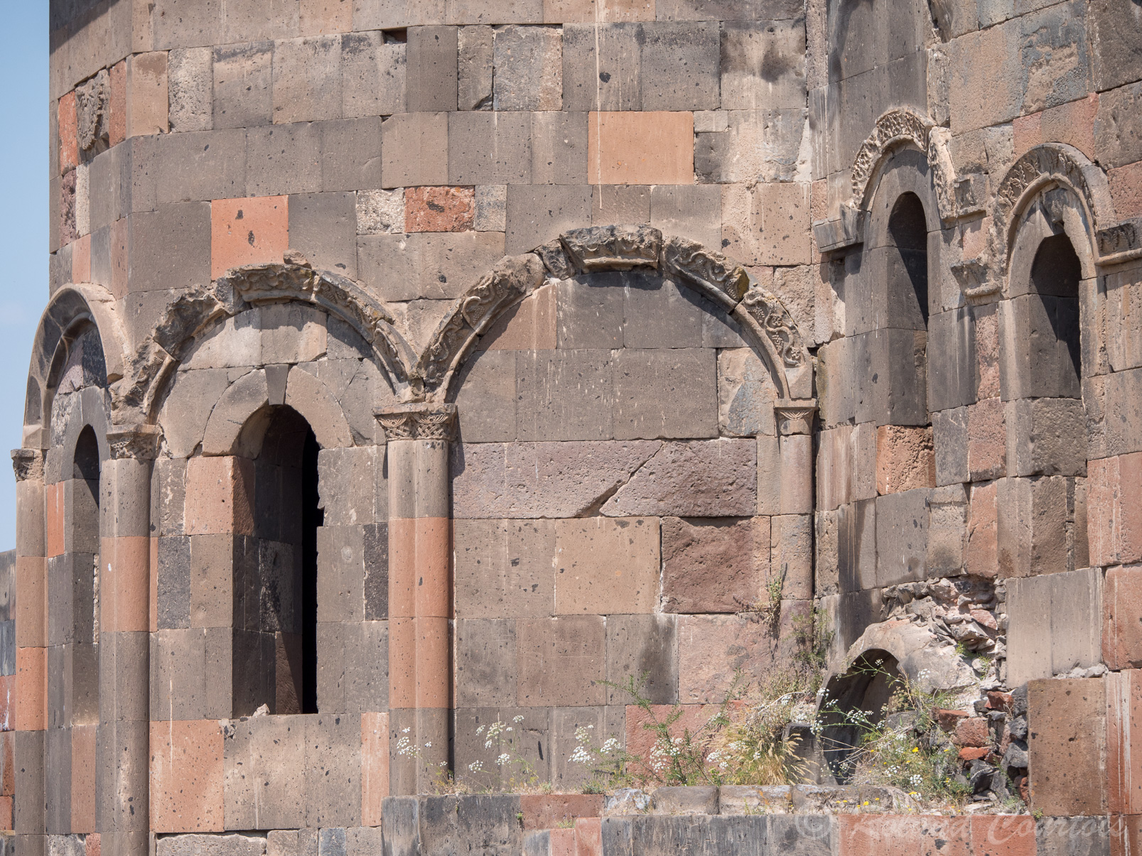 Cathédrale de Talin. Grande varièté de décoration des façades.