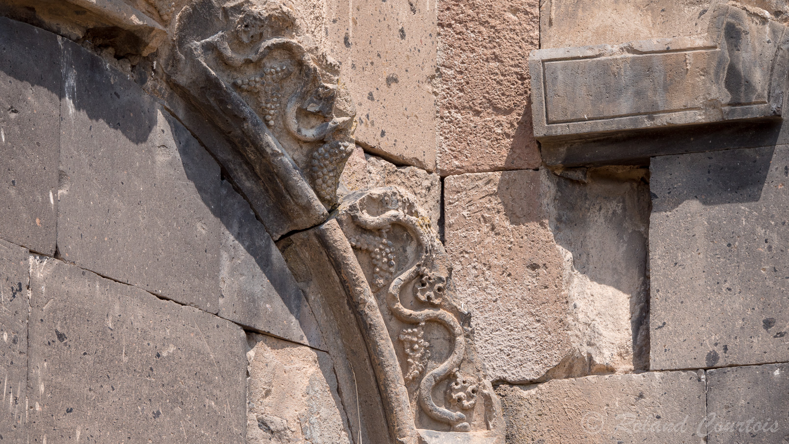 Cathédrale de Talin. Grande varièté de décoration des façades. Chaque sculpteur décorait son travail de façon personnelle.