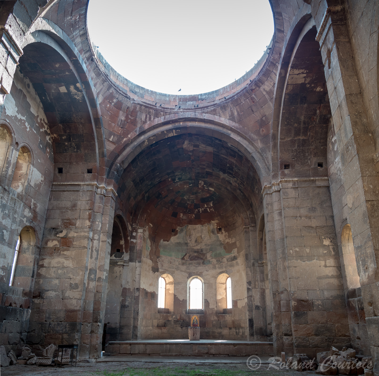 Eglise Saint-Grégoire d'Aroutch. Le plus grand édifice du premier âge d’or de l’architecture arménienne, en blocs de tuf.