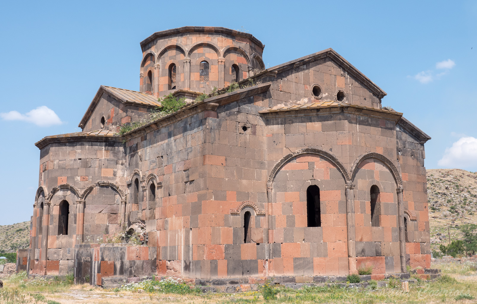 Cathédrale de Talin. Forme triconque, avec proéminence de l‘abside centrale.
