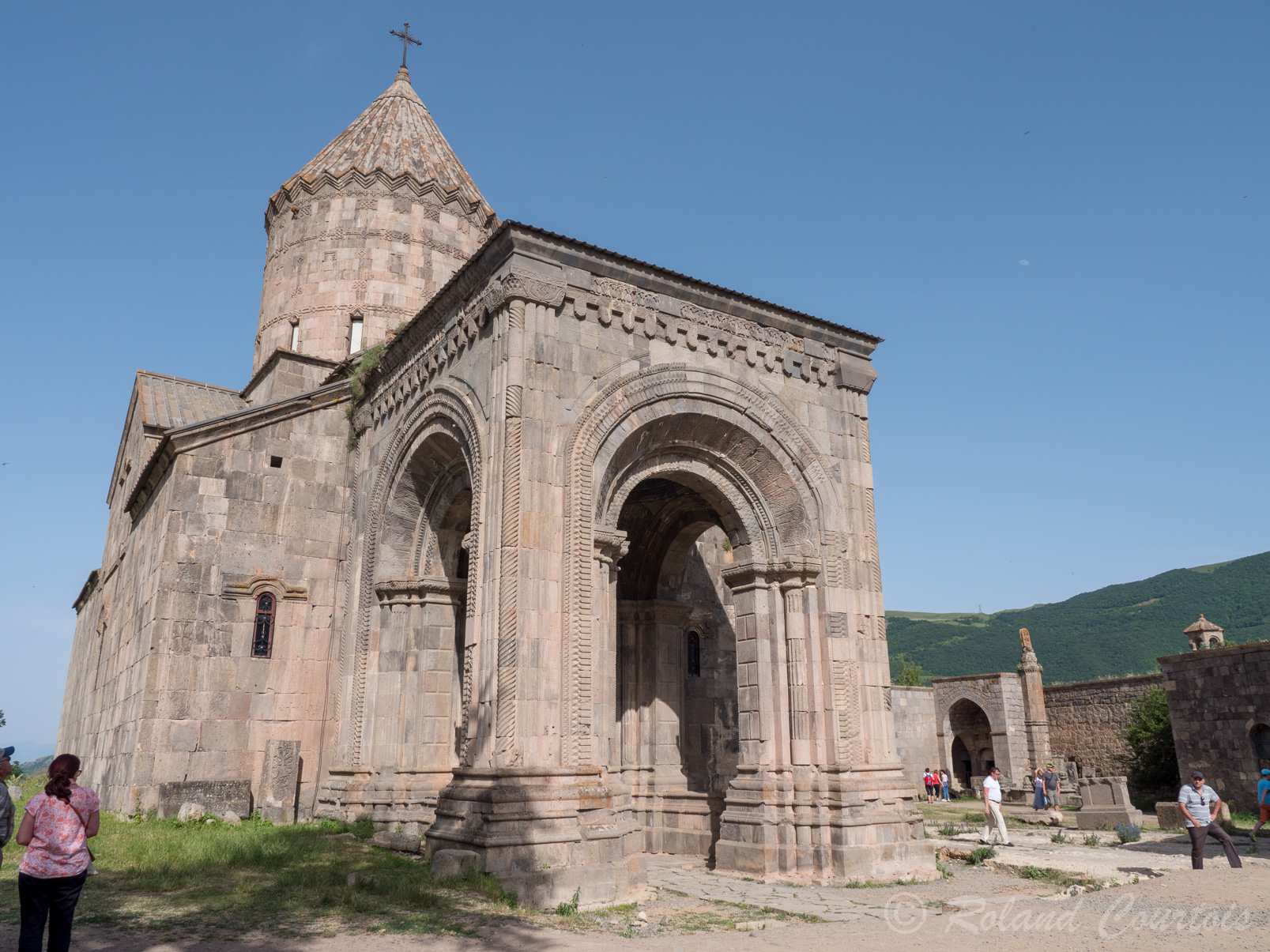 Monastère de Tatev. Eglise St Pierre et Paul. Portique sud.