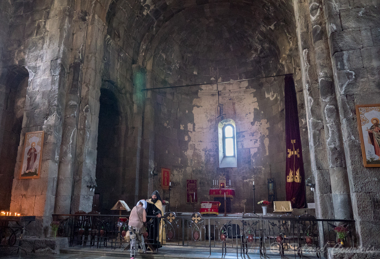 Monastère de Tatev. Eglise Saints Pierre et Paul. Elle a été construite entre 895 et 906 et est la plus ancienne. Elle est du type basilique à coupole.
