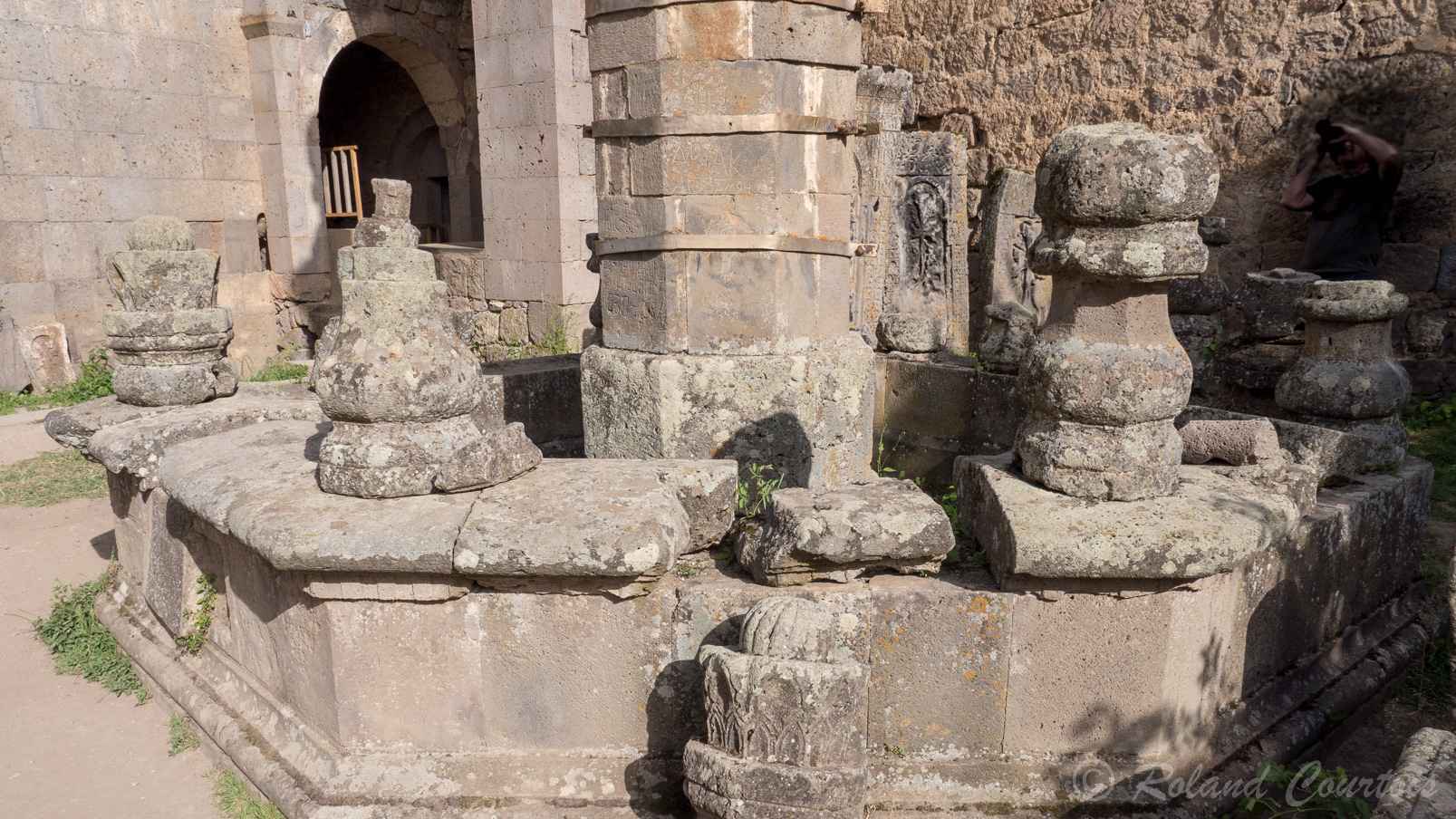 Monastère de Tatev. Au centre du cloître Le Gavazan est un pilier octogonal en pierre très ouvragée, couronné par un khatchkar dans sa niche ajourée. Son socle lui permettait  d’osciller lors des tremblements de terre et lorsque des chevaux approchaient.