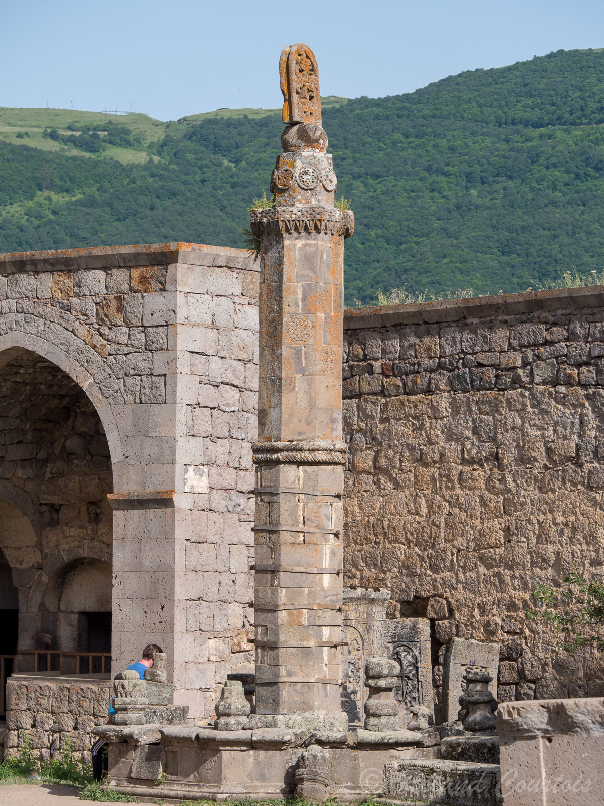 Monastère de Tatev. Au centre du cloître Le Gavazan est un pilier octogonal en pierre très ouvragée, couronné par un khatchkar dans sa niche ajourée.