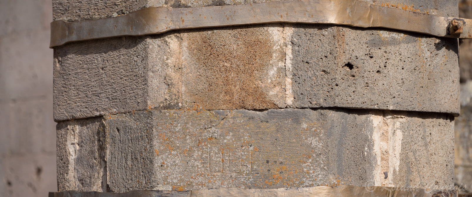 Monastère de Tatev. Au centre du cloître Le Gavazan est un pilier octogonal en pierre très ouvragée, couronné par un khatchkar dans sa niche ajourée.