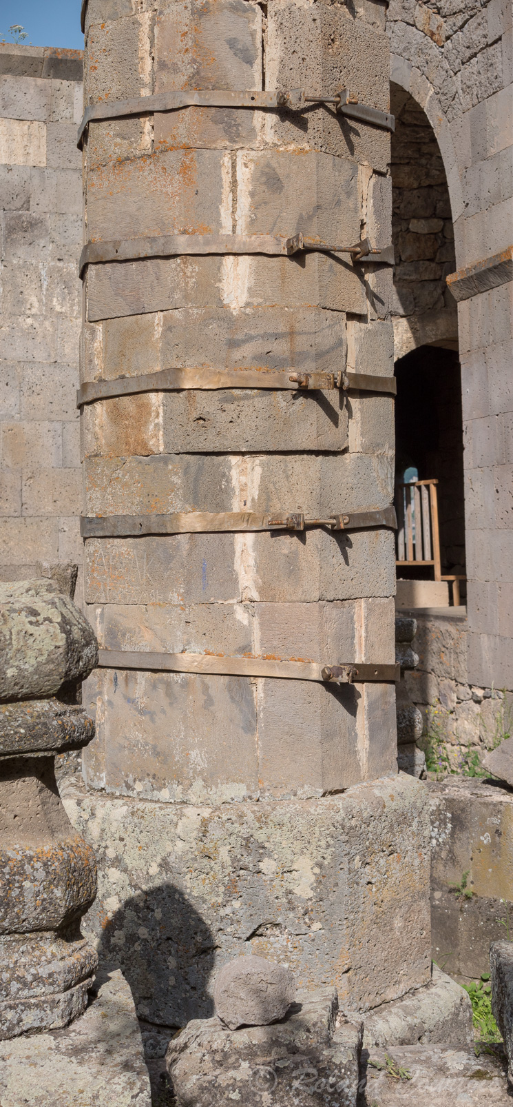 Monastère de Tatev. Au centre du cloître Le Gavazan est un pilier octogonal en pierre très ouvragée, couronné par un khatchkar dans sa niche ajourée. Son socle lui permettait  d’osciller lors des tremblements de terre et lorsque des chevaux approchaient.