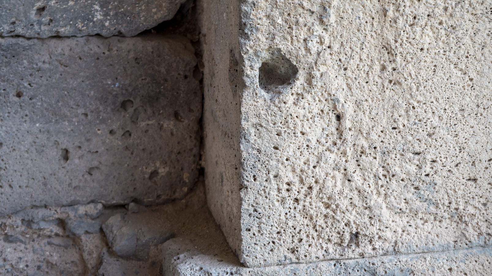 Monastère de Tatev. Trou de traction des blocs de pierres.