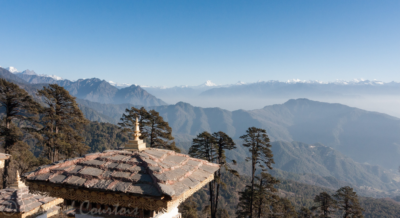 Le Druk Wangyal, ensemble impressionant de 108 chortens avec de hauts sommets de l'Himalaya à l'horizon.