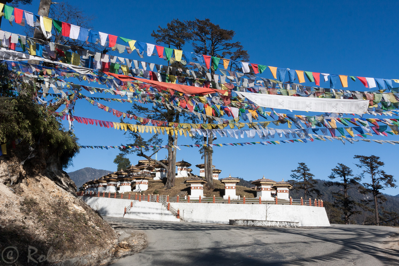 Druk Wangyal, ensemble impressionant de 108 chortens construits pour commémorer la victoire bhoutanaise en 2003 sur les Bodos et les séparatistes indiens.