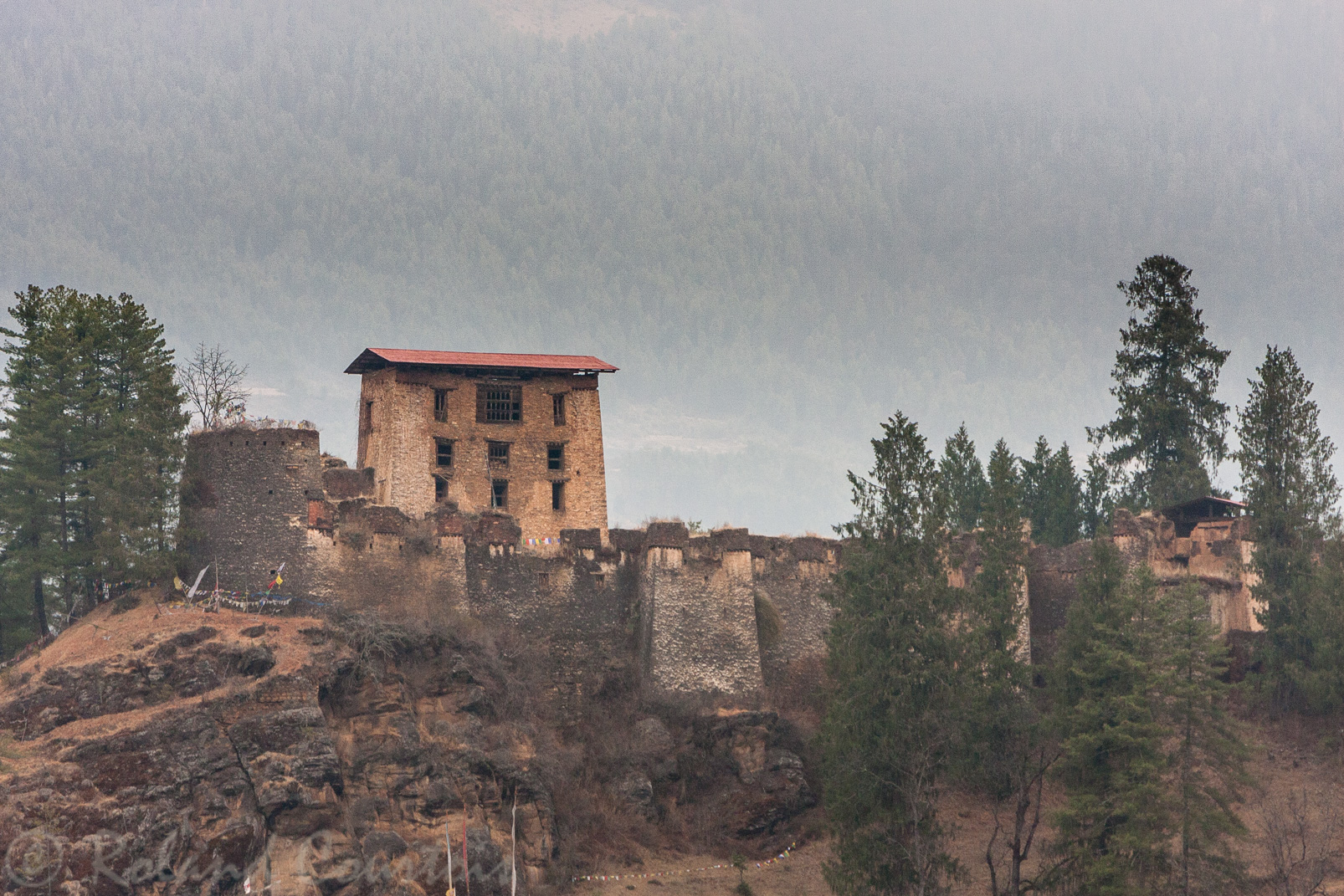 Le dzong de Drukgyel. Construit sur un éperon rocheux qui verrouille la vallée de Paro et la protège des invasions venues du nord.