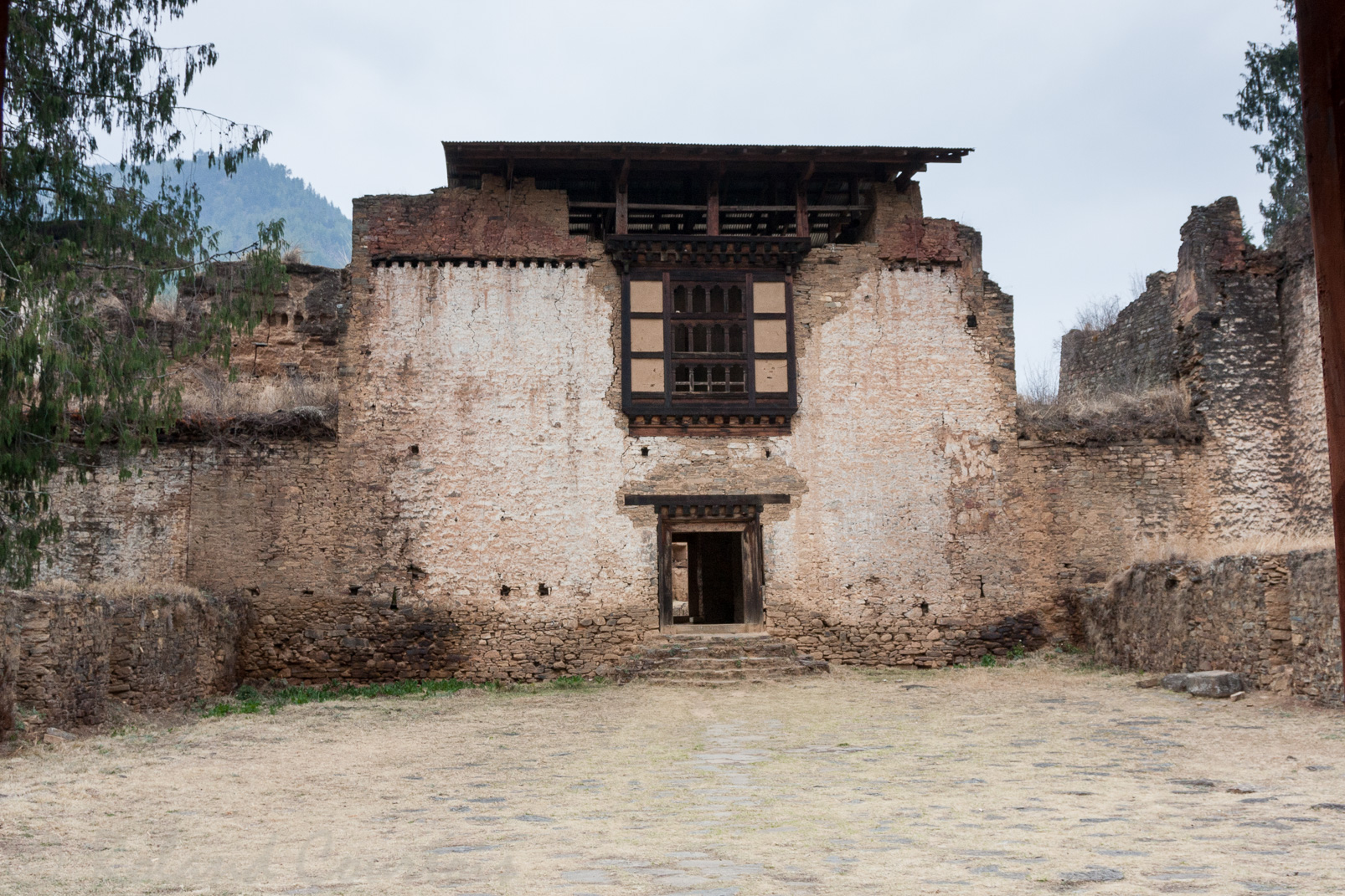 Dzong de Drukgyel. Erigé par le Shabdrung en 1647 pour commémorer sa victoire sur les tibetains, il fut détruit par un incendie en 1951 qui ne laissa que des murs en ruine.