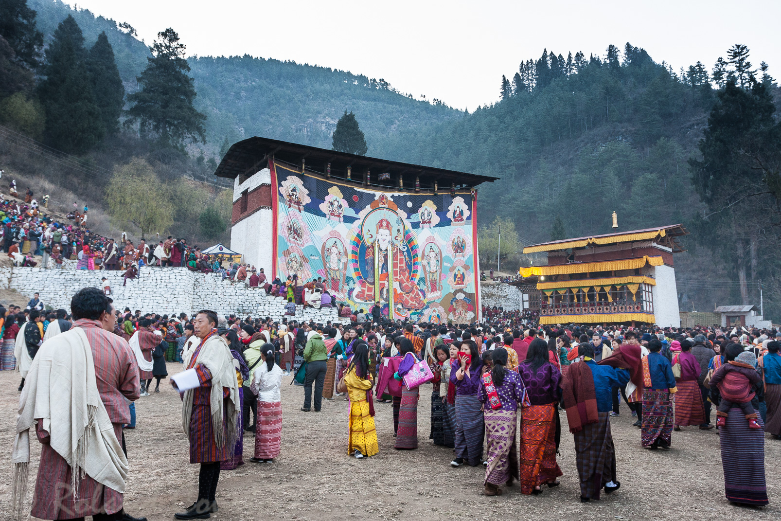 Lors du festival de Paro, le grand Thangka représentant le Guru Rinpoche (Padmasambhava) est déployé.