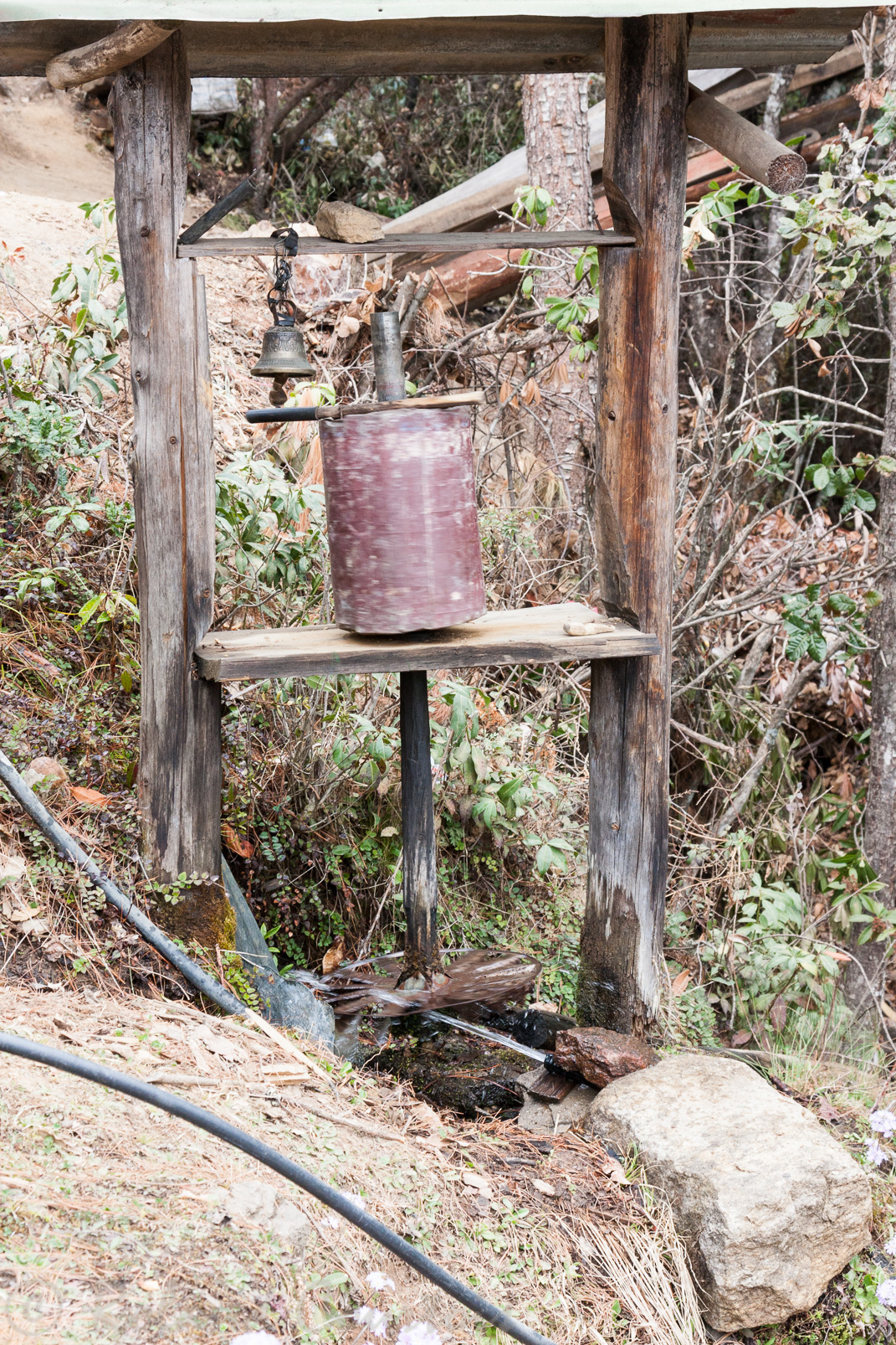 Sur le chemin vers la « Tanière du Tigre », un moulin à prières actionne une clochette.