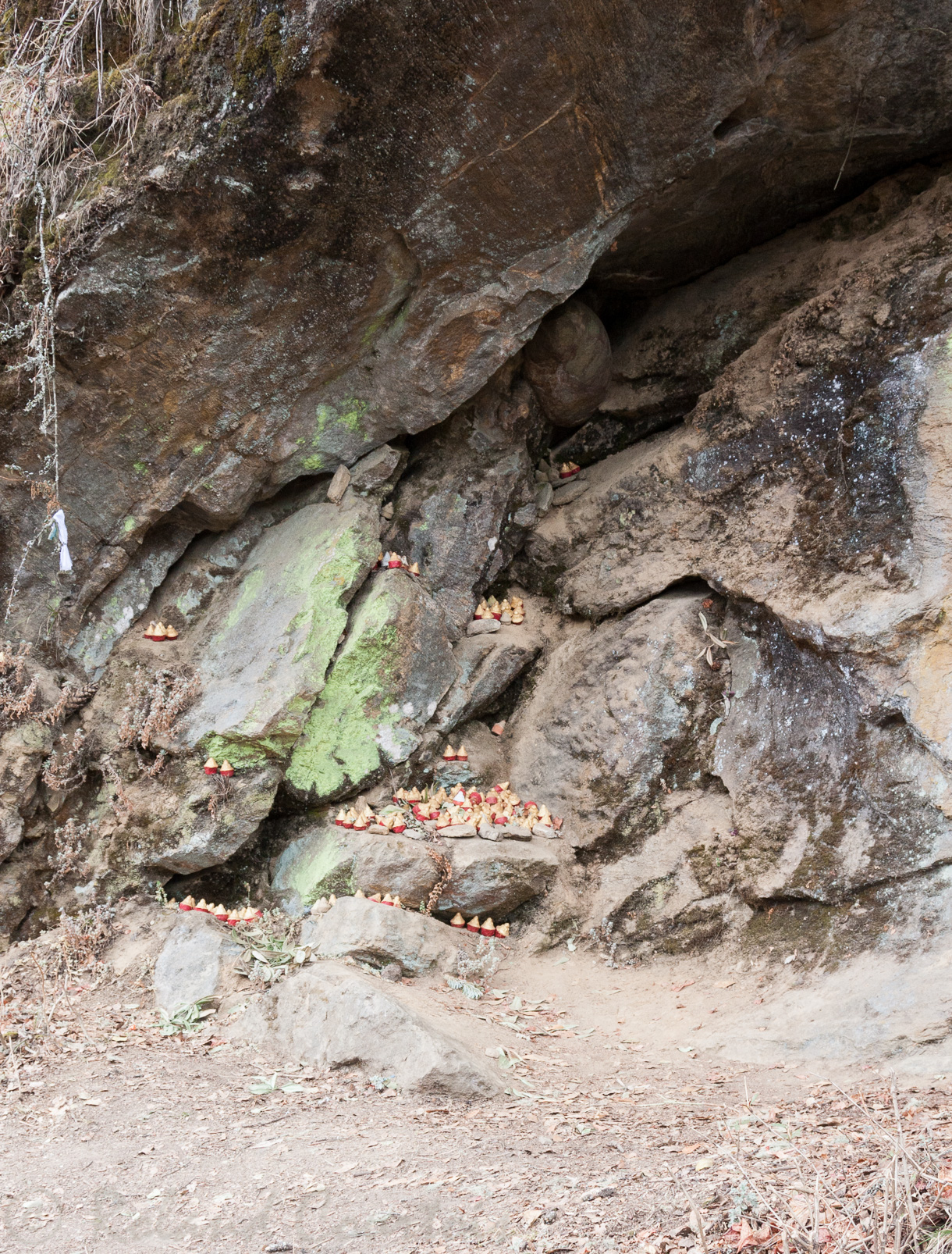 De petits sanctuaires jalonnent le sentier d'accès vers le Taktsang.