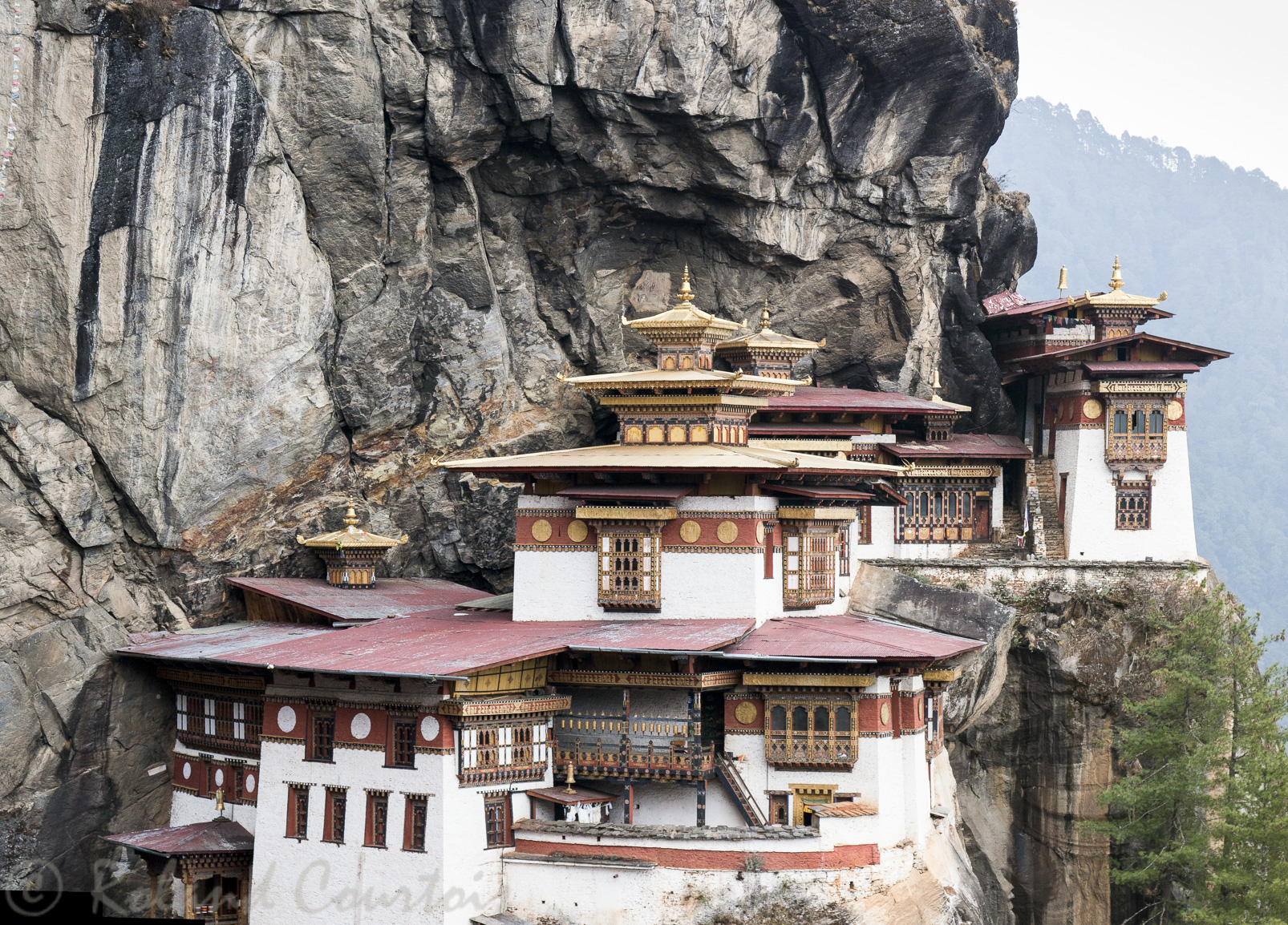 Le Tanktsang surplombe la vallée d’une hauteur de 800 mètres.