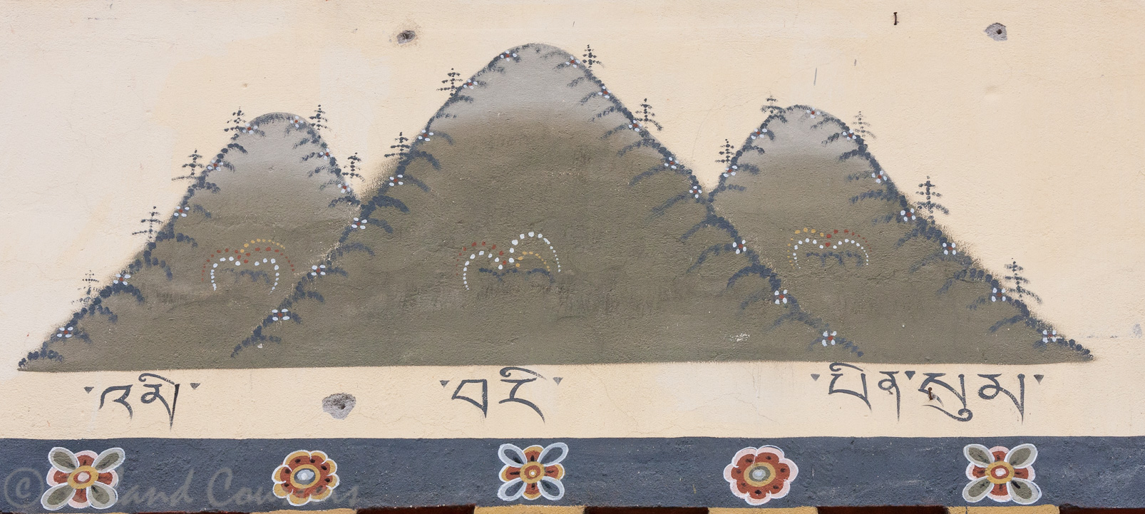 Maison bhoutanaise décorée par une représentation du mont Meru.