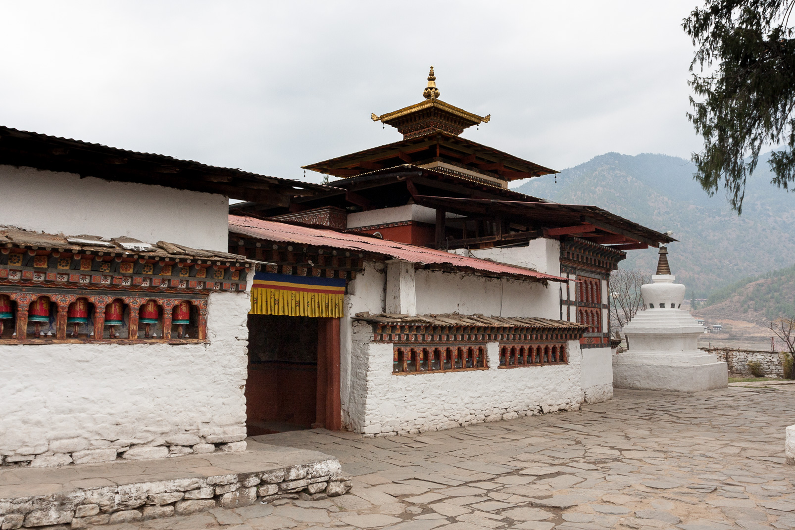 Temples jumeaux de Kyichu Lhakhang. Un temple neuf fut construit en 1968 selon le souhait de la reine du Bhoutan dans  le même style que le temple ancien auquel il est accolé et qui date du 7ème siècle et est très vénéré.