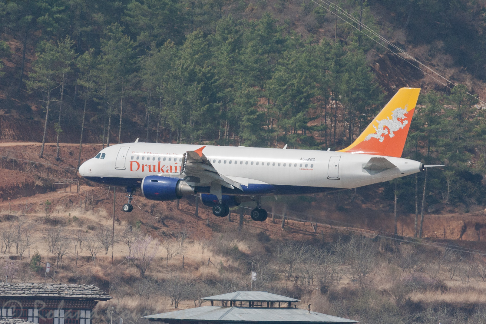 Airbus A319 de Drukair à l'atterrissage à Paro.