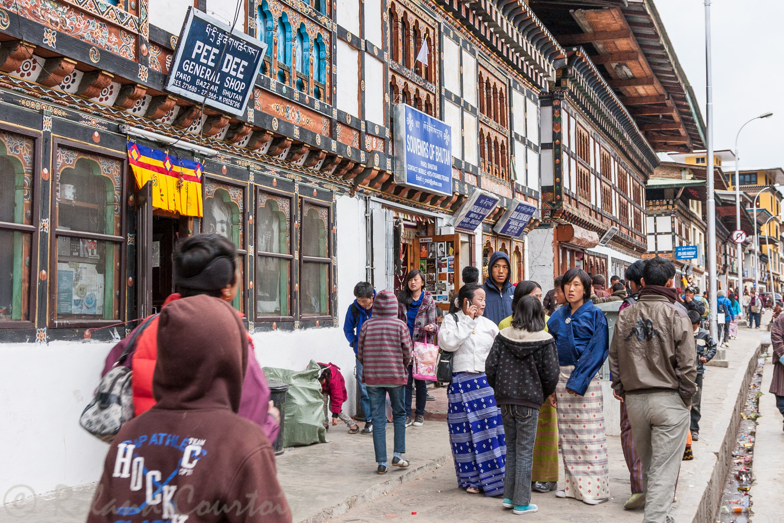 Shopping dans les rues de Paro.