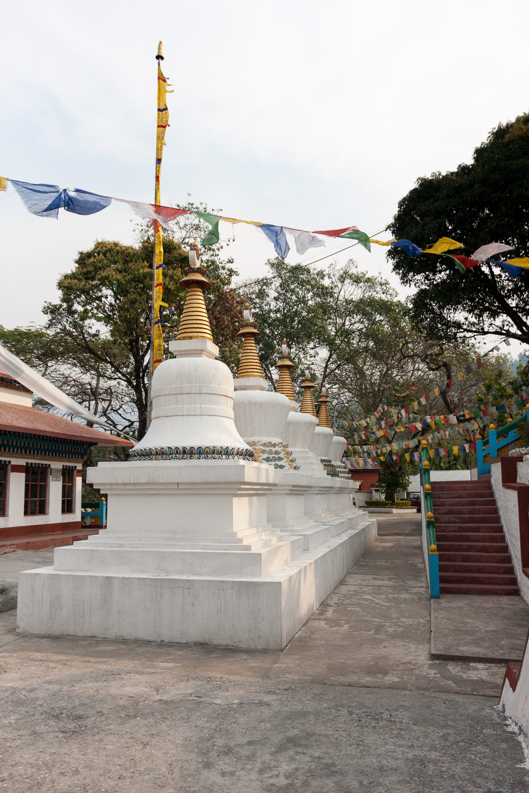 Monastère de Karbandi des chortens (en tibétain) ou stupas (en sanskrit)
