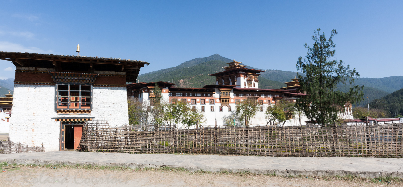 Entrée du pont d'accès vers le Dzong de Punakha.