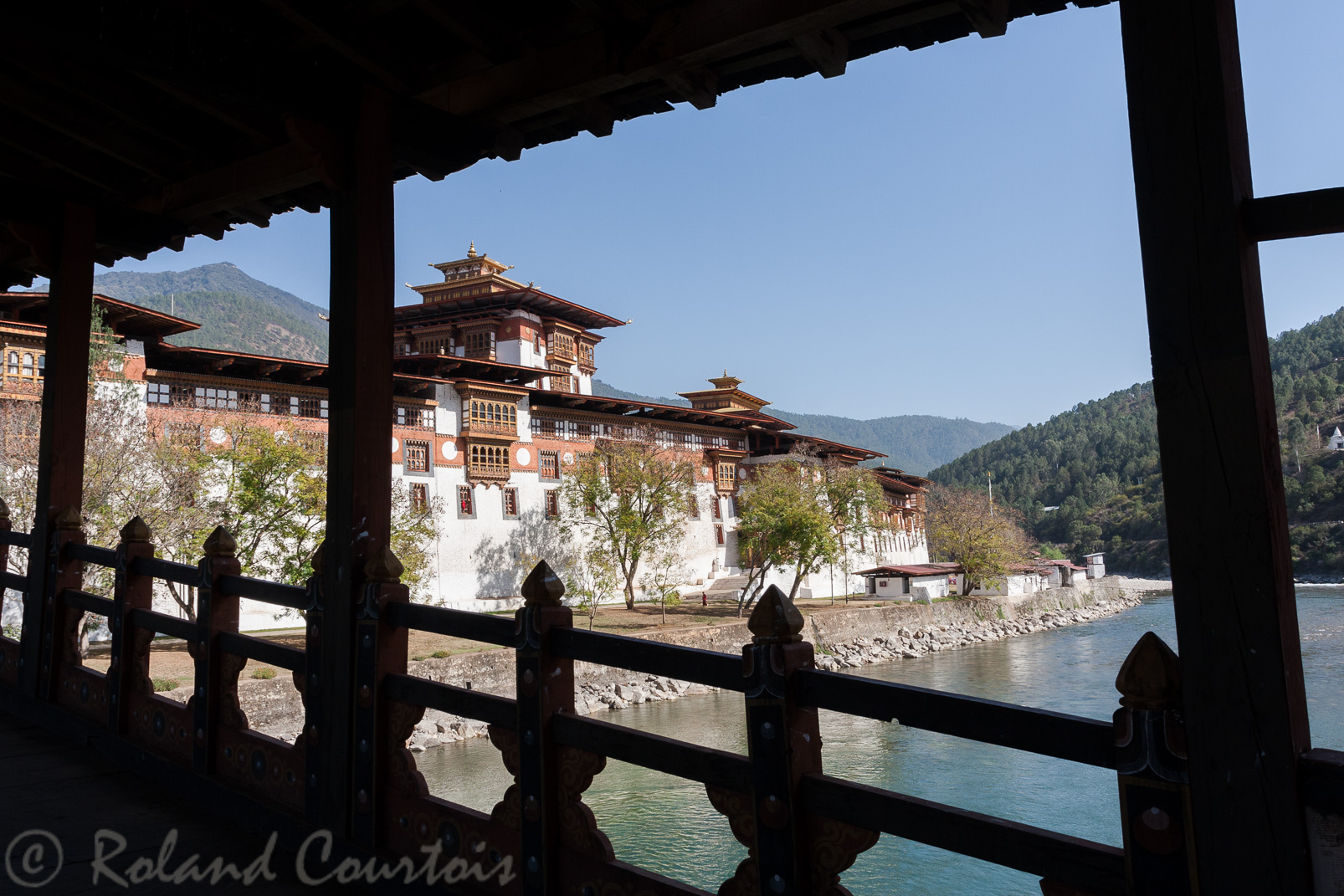Dzong de Punakha. Le pont pour accéder au Dzong a été reconstruit en 2008 suivant un plan original ancien.