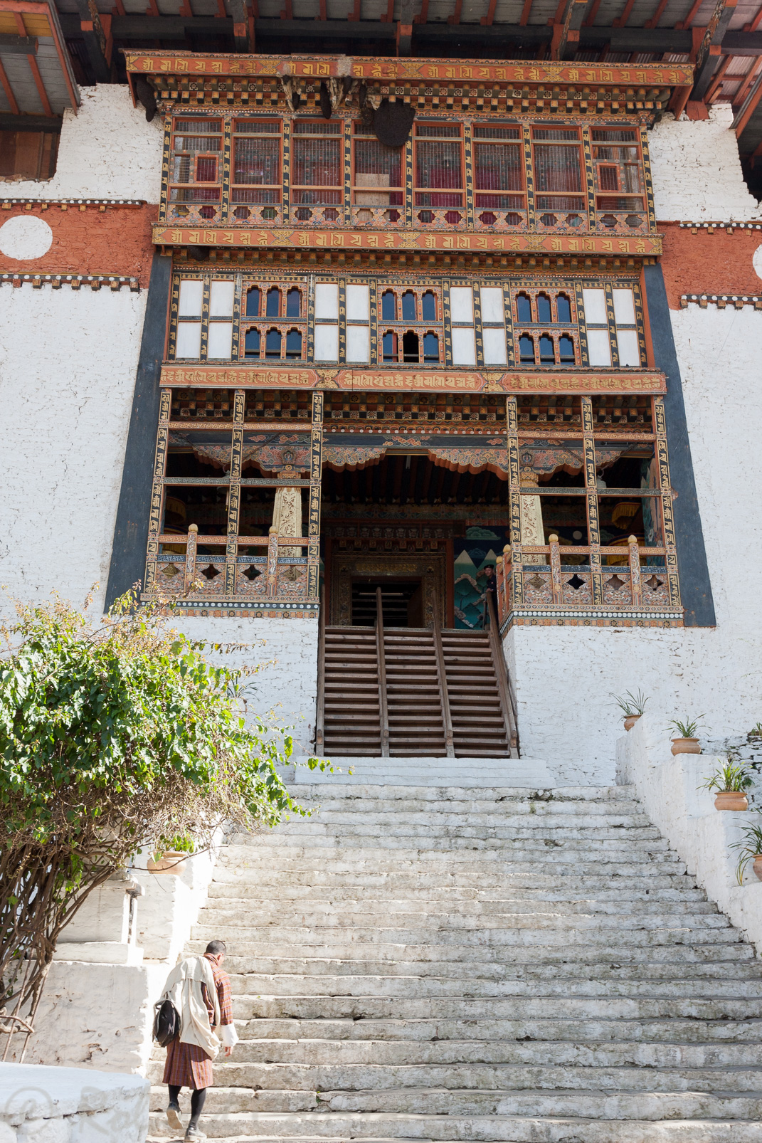Dzong de Punakha. Sur la façade principale, un grand escalier en bois en trois parties surmonté de balcons .
