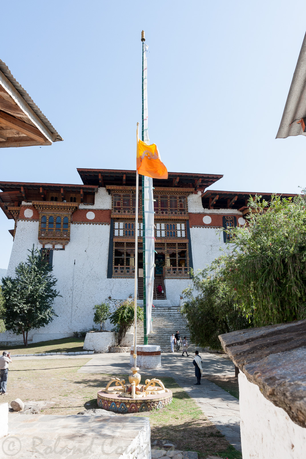 Dzong de Punakha. Le mat central avec les drapeaux de prières et un autre portant le drapeau du Bhoutan.