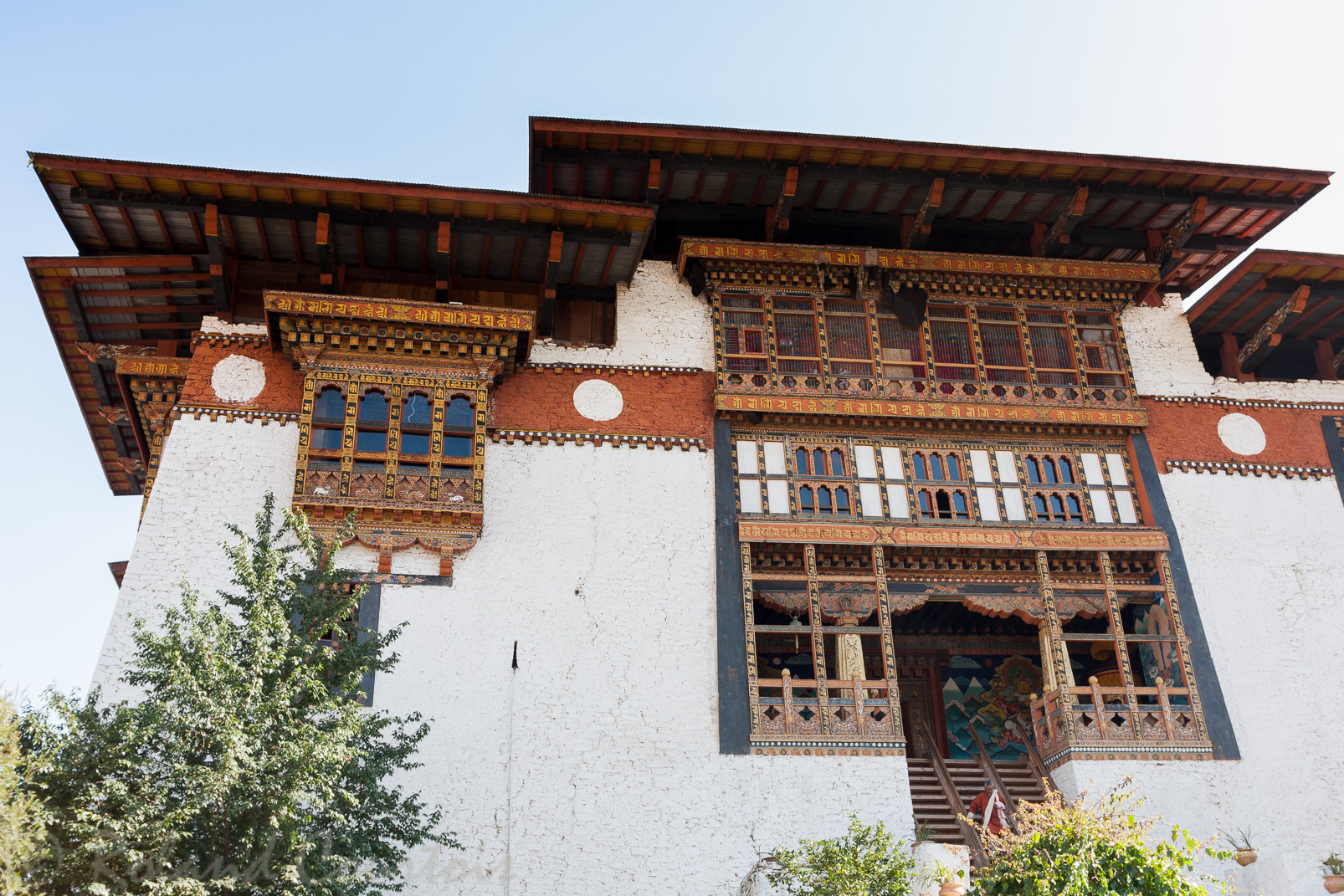 Dzong de Punakha. Sur la façade principale, un essaim d’abeille.
