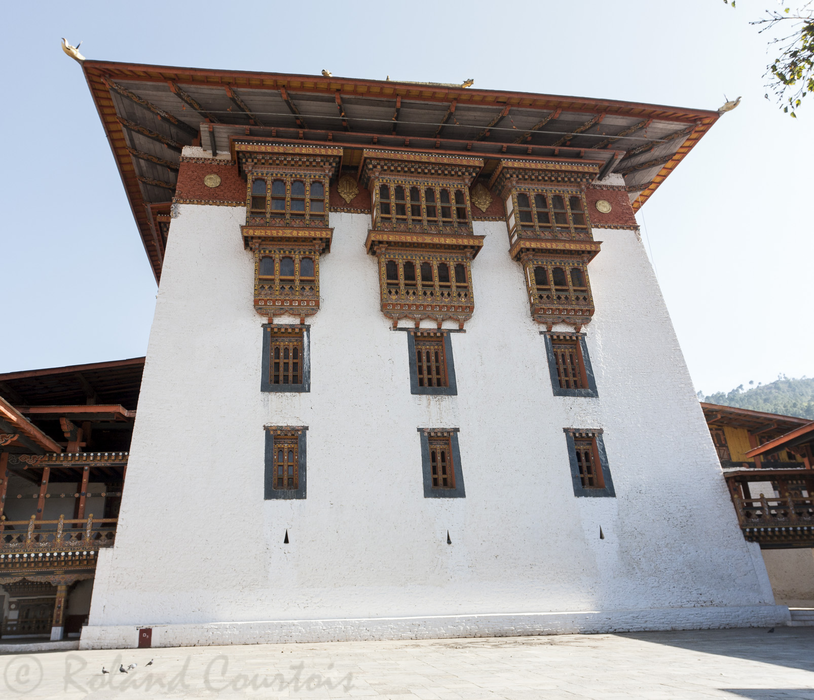 Dzong de Punakha. La tour centrale fait la séparation entre la partie administrative et la partie religieuse.