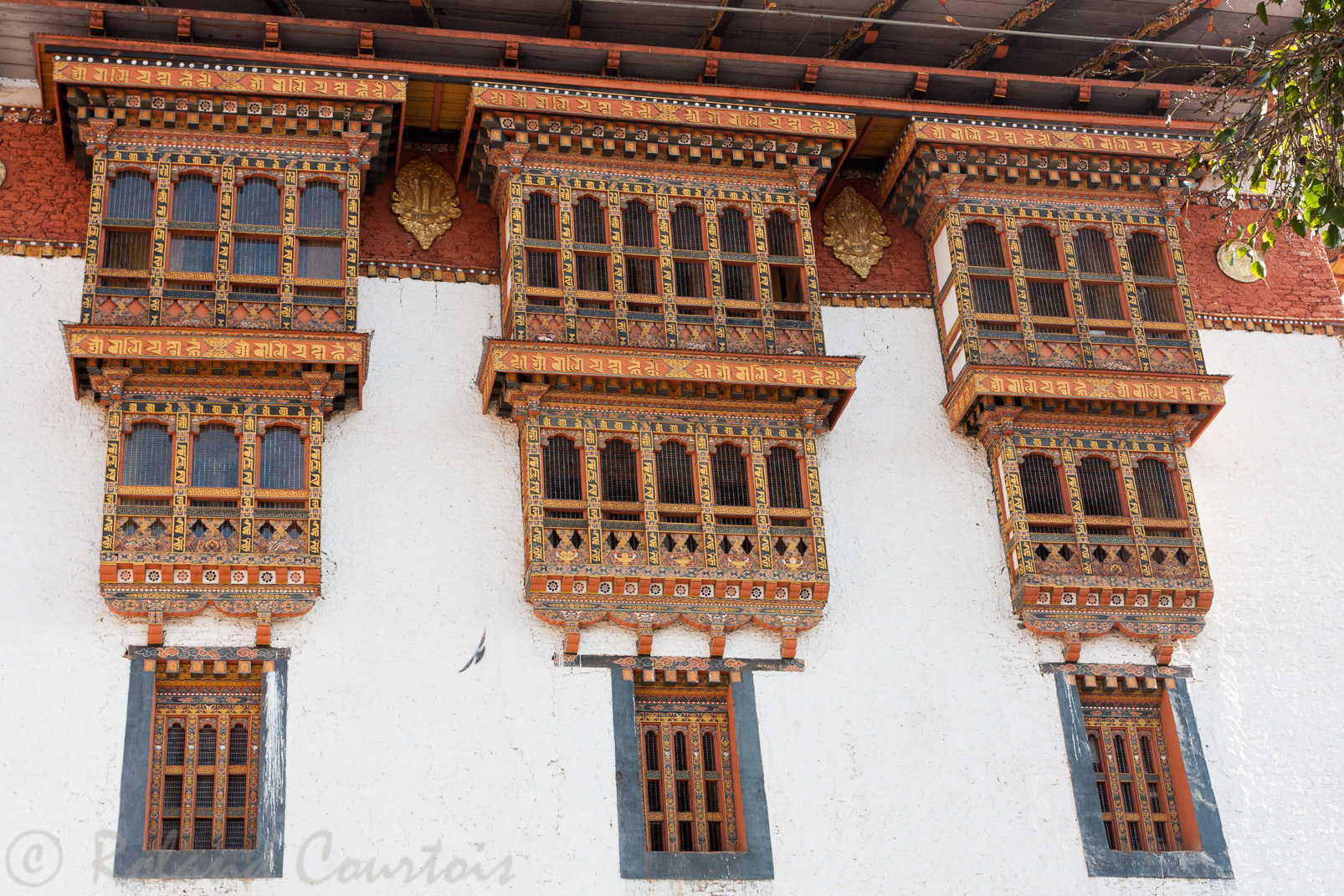 Dzong de Punakha. Détail des balcons de la façade de la tour centrale.
