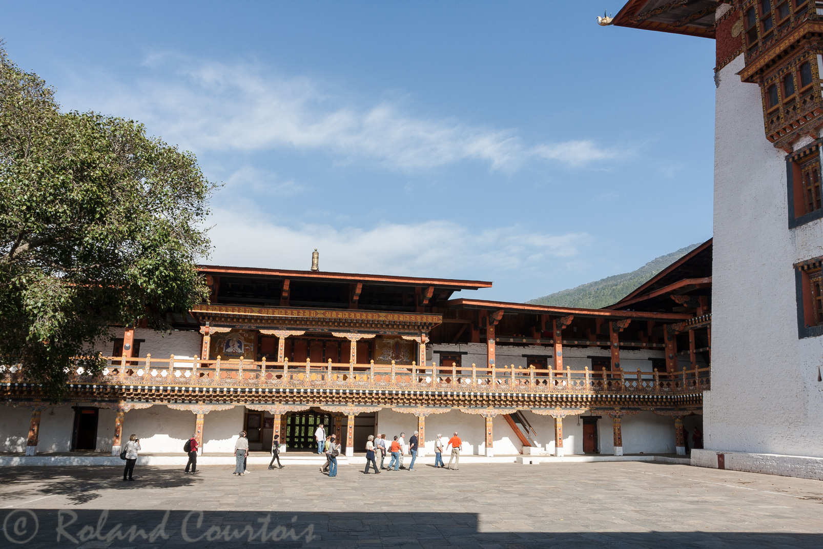 Dzong de Punakha. Et un groupe de touristes.