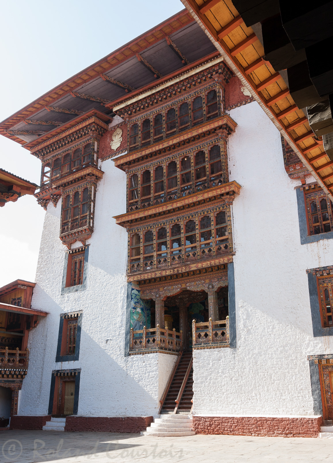 Dzong de Punakha. La tour centrale fait la séparation entre la partie administrative et la partie religieuse.