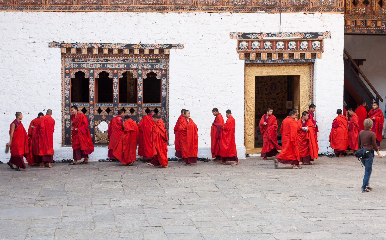 Dzong de Punakha. Les moines quittent l'office.