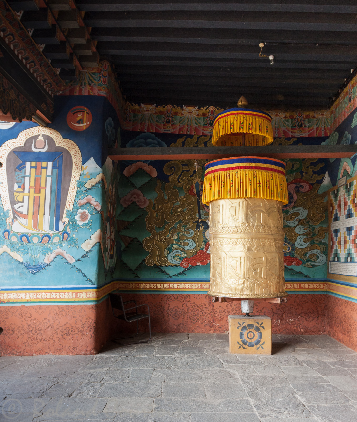 Dzong de Punakha. Un magnifique tambour de prières.