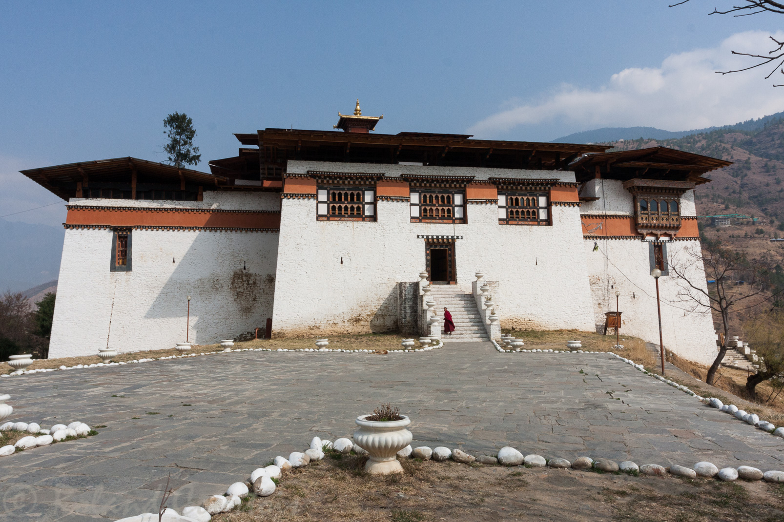 Dzong de Simtokha. Ce Dzong n’a jamais été détruit par les incendies, mais la partie supérieure a été complètement refaite en 2006.