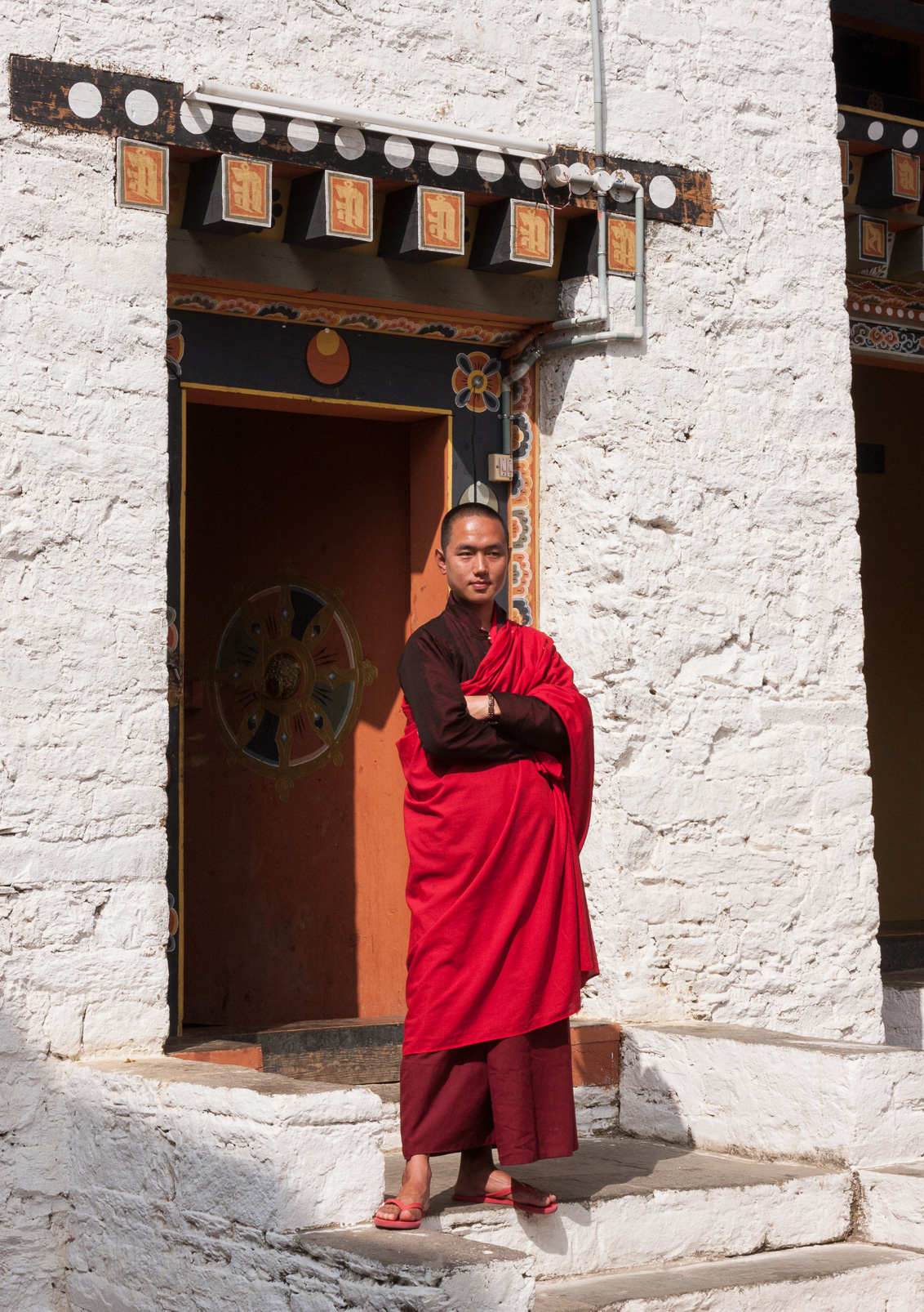 Dzong de Simtokha. Moine gardien du monastère !