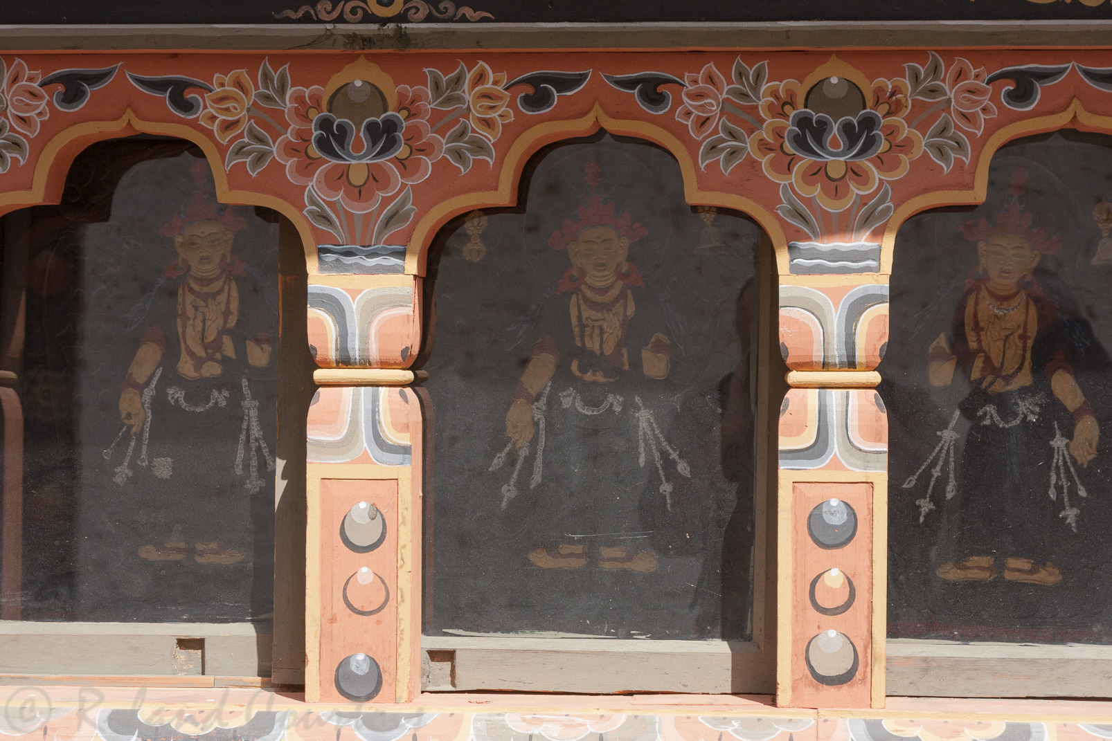 Dzong de Simtokha. Dans les petites niches qui entourent le temple, des lamas et des bouddhas sont représentés sur des ardoises sculptées, typiques du Bhoutan.
Des personnages importants de la tradition bhoutanaise « Nous sommes le Bhoutan ».