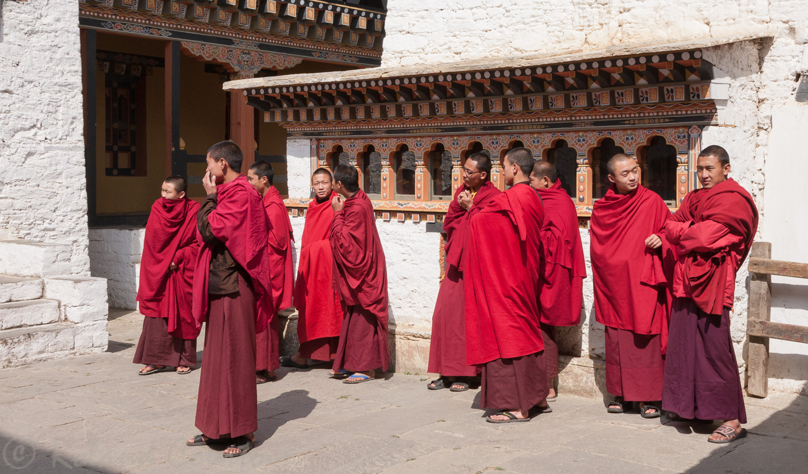 Dzong de Simtokha. Groupe de moines heureux et souriants.