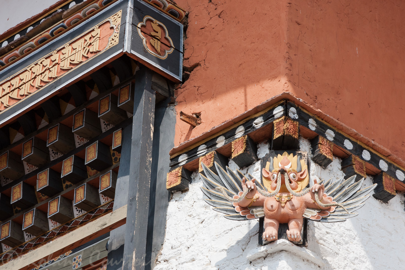 Dzong de Simtokha. Garuda protégant le temple central.